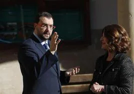 El presidente del Principado de Asturias, Adrián Barbón, y la nueva presidenta del Consejo Social de la Universidad de Oviedo, Angela Santianes.