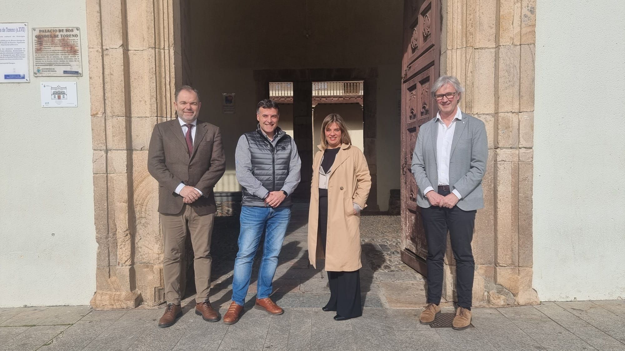 El presidente de la Cámara de Comercio de Oviedo, Carlos Paniceres; el alcalde de Cangas del Narcea, José Luis Fontaniella; la vicepresidenta y consejera de Presidencia, Reto Demográfico, Igualdad y Turismo, Gimena Llamedo, y el director general de Reto Demográfico, Marcos Niño, ante el Ayuntamiento de Cangas del Narcea.