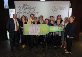 Samuel Trabanco y Yolanda Trabanco, junto a las galardonadas: Rosa Palicio, Yolanda Lobo, Mar Blanco, Gela Valdés, María Luis Suárez, María Luisa Martínez, María Elsa García, Margarita Valiente y Carolina Fernández, durante la gala celebrada en Sariego.