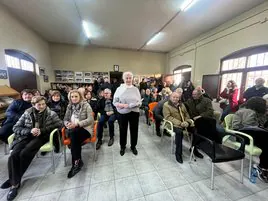 Loli Prendes, en el centro, el pasado lunes en el centro social de Argüelles para abordar los proyectos de los almacenes energéticos.