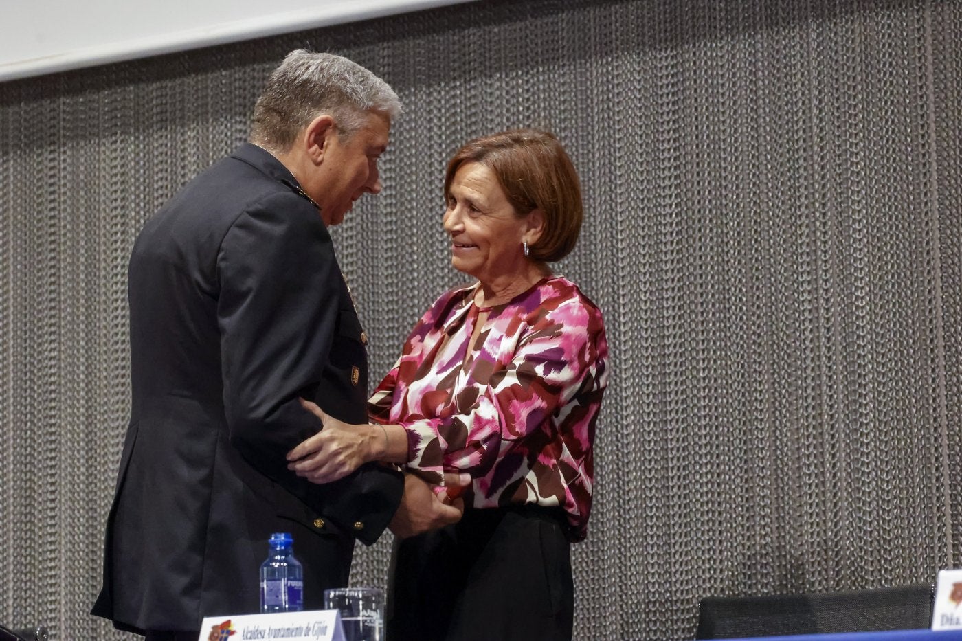 El comisario jefe, Dámaso Colunga, y la alcaldesa en el acto de los Ángeles Custodios.