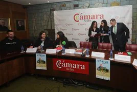 Mónica Blanco habla con la secretaria de la Cámara, Carmen Fernández, y con José Manuel Vega antes de presentar Nortur.