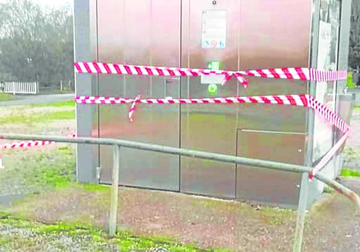 El robo de seis metros de cable impide abrir al público los aseos del paseo de la ría de Avilés