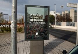 Uno de los mupis que protagonizaron la campaña promocional del Ayuntamiento de Gijón.