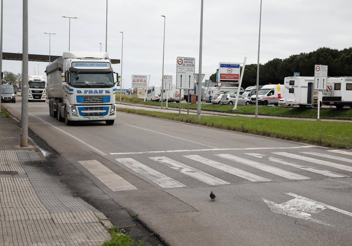 Entrada al puerto de El Musel, donde comenzará el túnel del nuevo vial.