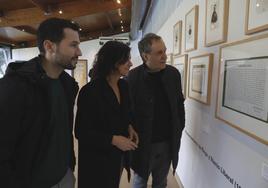 Aitor Martínez, Montse López y Juaco López observan la exposición.