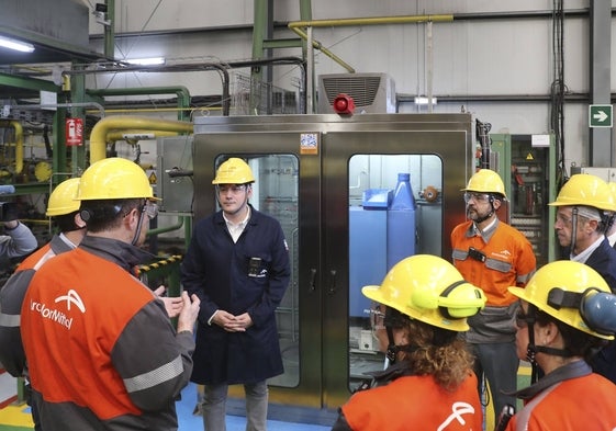 Borja Sánchez escucha las explicaciones del personal de la planta de hidrógeno, en la factoría de Arcelor en Gijón.