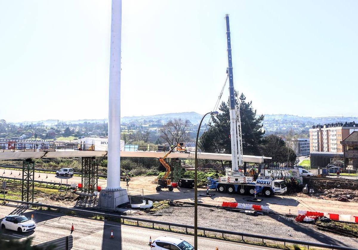 Un instante de la instalación de la quinta pieza del tablero del Arpa de Santullano.