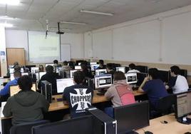 Detienen a cinco jóvenes por robar ordenadores en dos institutos de Gijón para venderlos en internet