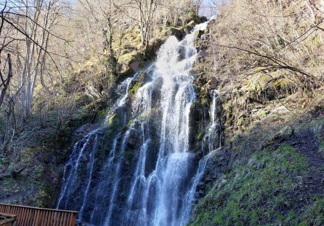 Aunque haya un tramo de fuerte subida, llegar a la cascada de Xurbeo desde Murias requiere de muy poca caminata