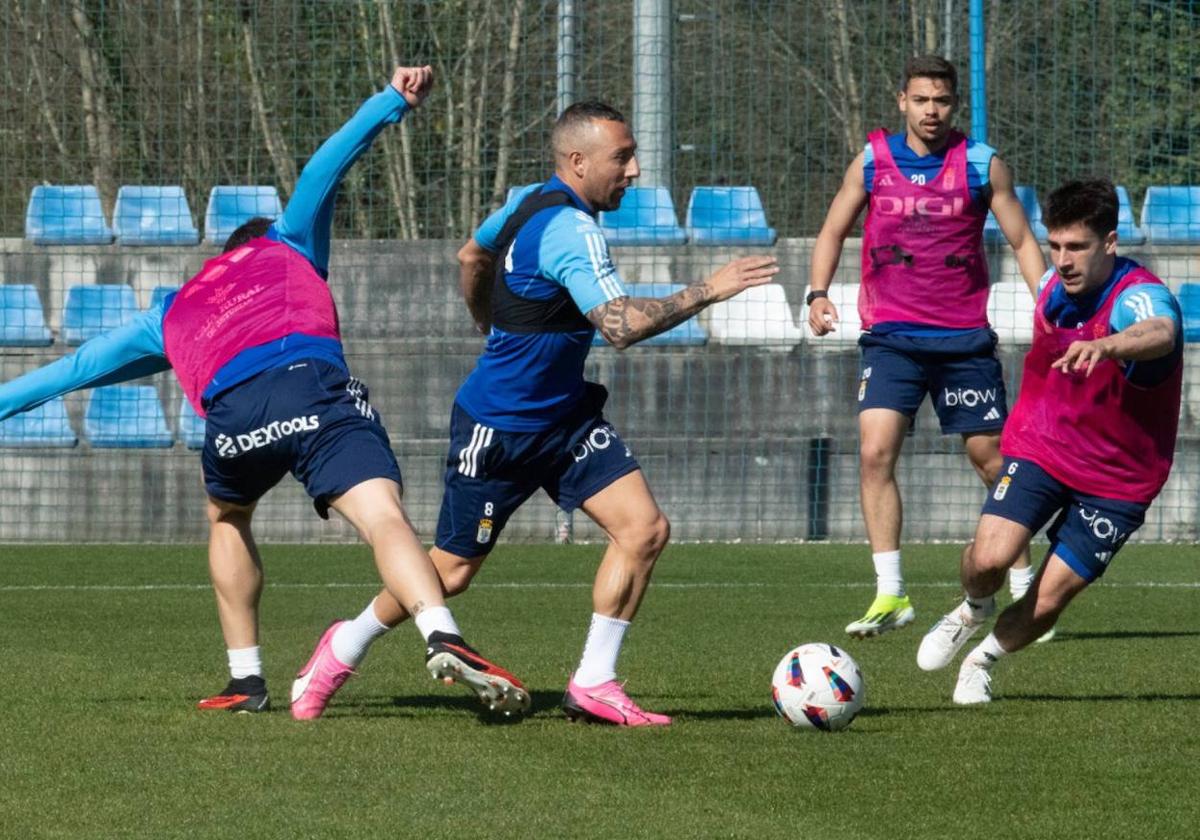 Cazorla conduce el balón en el entrenamiento de este jueves.