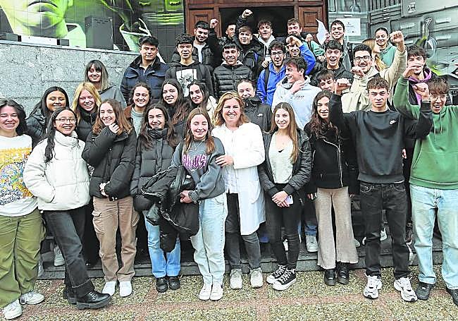 Los alumnos del IES Doctor Fleming que participan en esta edición de STARTInnova con su tutora.