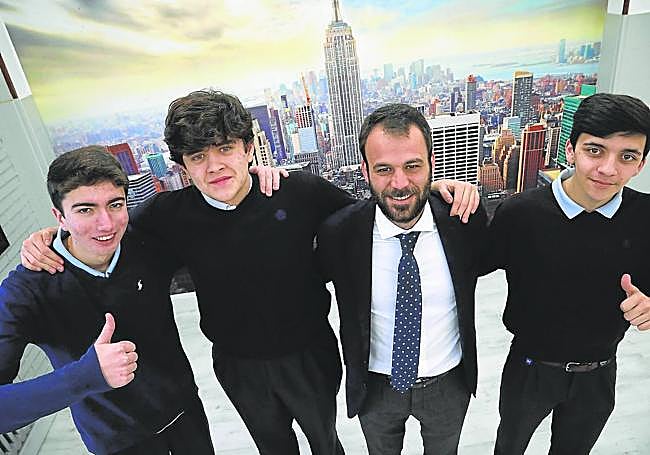 Las alumnos del Colegio Los Robles con su tutor.