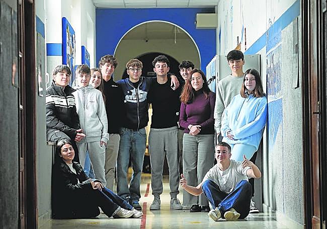 Los estudiantes del Colegio Santa María del Naranco Alter Vía con su profesora.