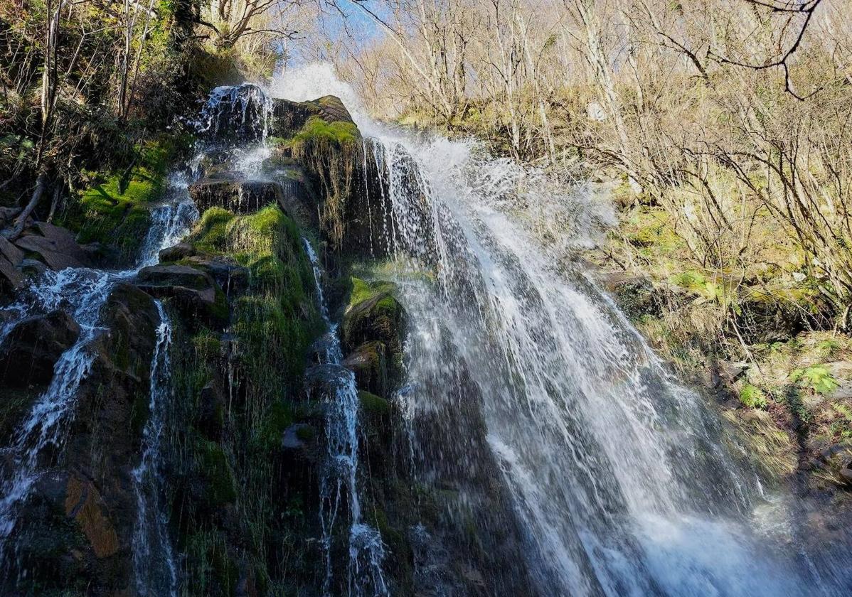 Cascada de Xurbeo: a sólo 1 kilómetro y medio de caminata desde Murias; un salto de agua impresionante e imprescindible