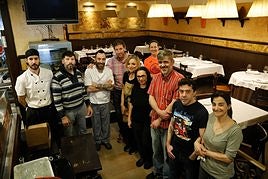 Juan José Tomás (cuarto por la izquierda) con el equipo que seguirátrabajando en la sidrería Ataúlfo a partirde este mediodía.