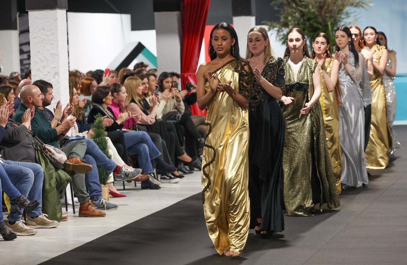 Un grupo de modelos, en la pasarela habilitada en el Sotón.