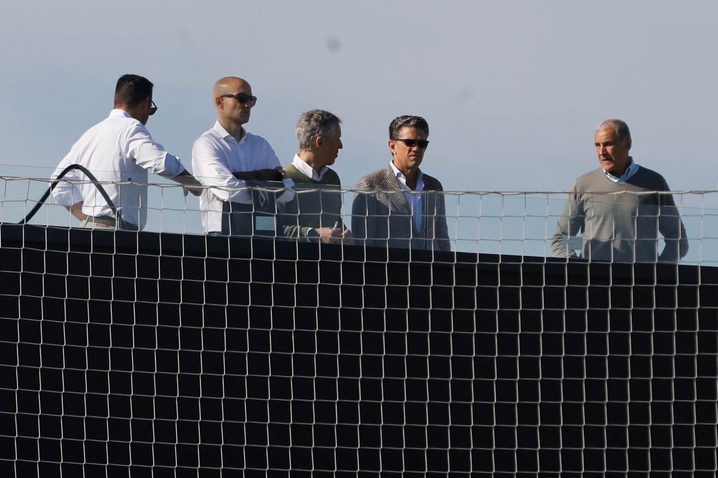 Luis Miguel Pérez, director de Asuntos Corporativos; David Guerra, presidente ejecutivo; José Ramón Fernández Blanco, arquitecto responsable del proyecto de reforma de Mareo; Alejandro Irarragorri, presidente del consejo de administración, y Joaquín Alonso, responsable de Relaciones Institucionales, ayer, en la terraza del nuevo edificio de vestuarios.