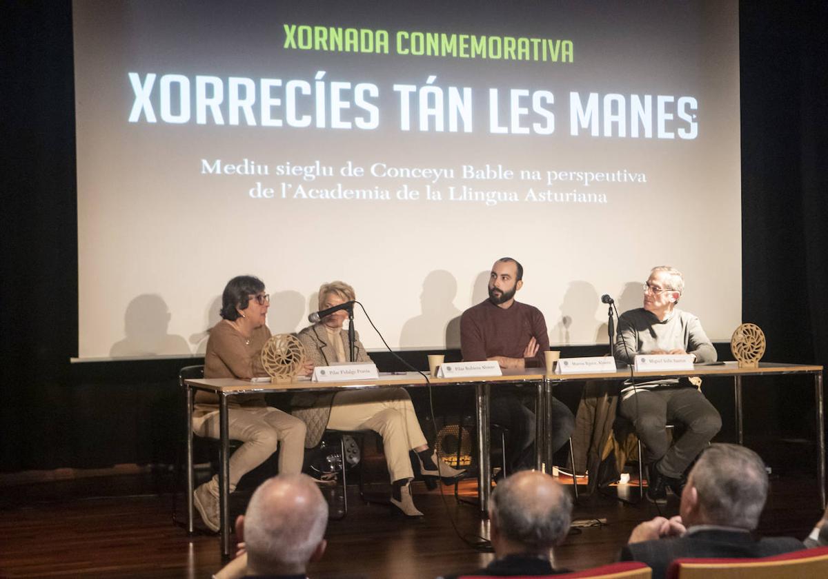 Pilar Fidaglo, Pilar Rubiera, Marcos Rodríguez, y Miguel Solís, nel actu de pola tarde. lorenzana