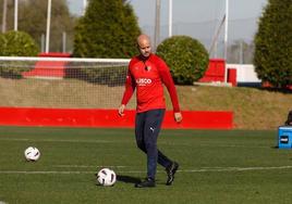 Miguel Ángel Ramírez en el entrenamiento del Sporting esta mañana.