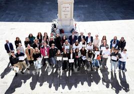 Foto de familia de los ganadores de la categoría de menores de 17 años con el jurado, el resto de finalistas, patrocinadores y colaboradores.