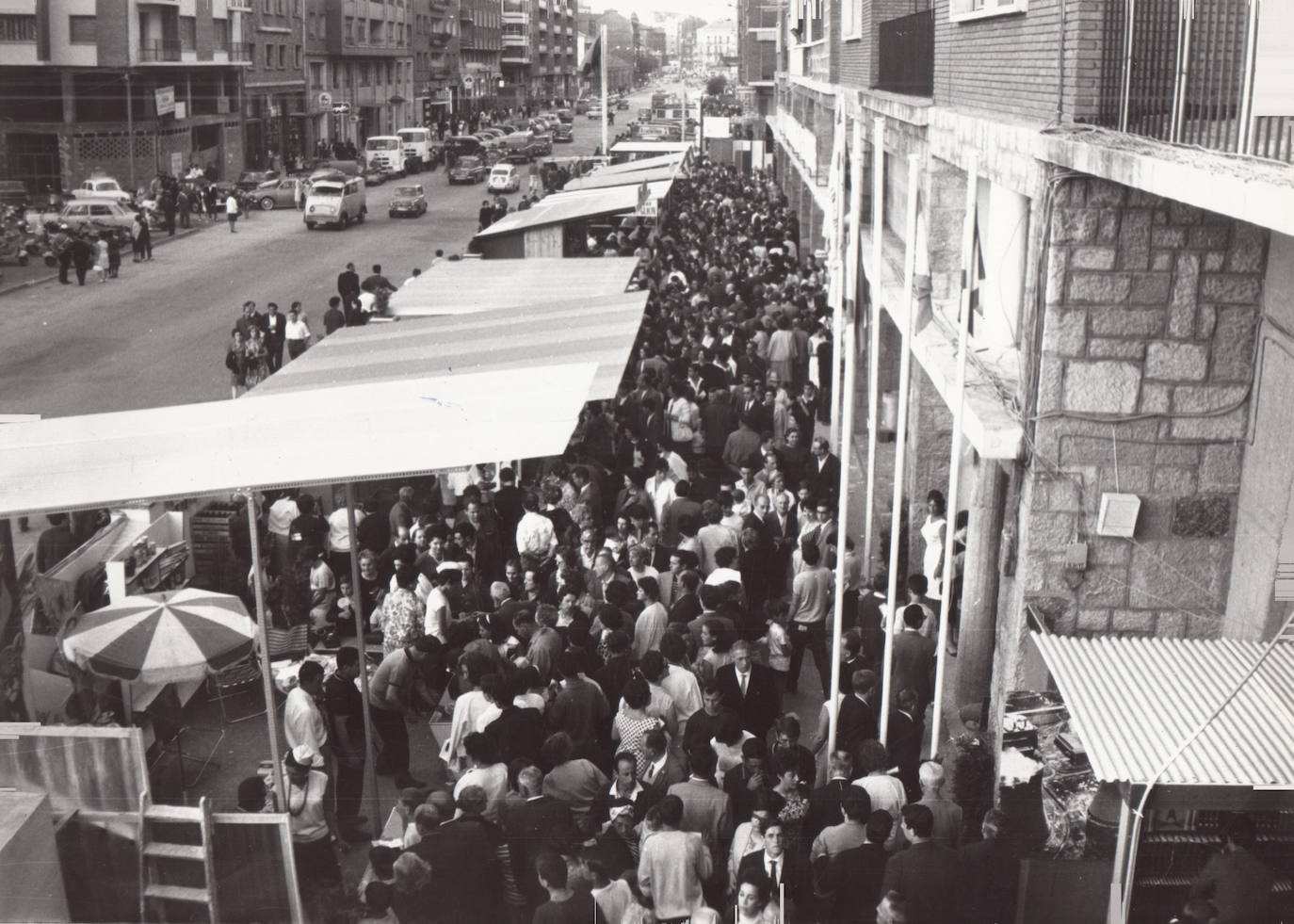 IX Feria de Muestras de Asturias, instalada en la calle Fernández Ladreda y aledañas, con el centro en la Escuela de Peritos, en 1965. 