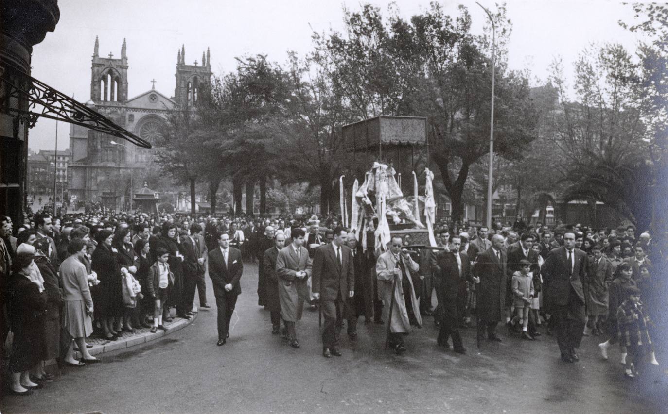 Cuando la Santina recorrió Gijón