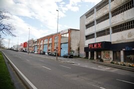 Manzana de La Calzada ocupada por naves, entre ellas la fábrica abandonada de Flex, donde el PGO prevé construir entre 250 y 300 viviendas con torres de 12 plantas en el frente de Príncipe de Asturias.