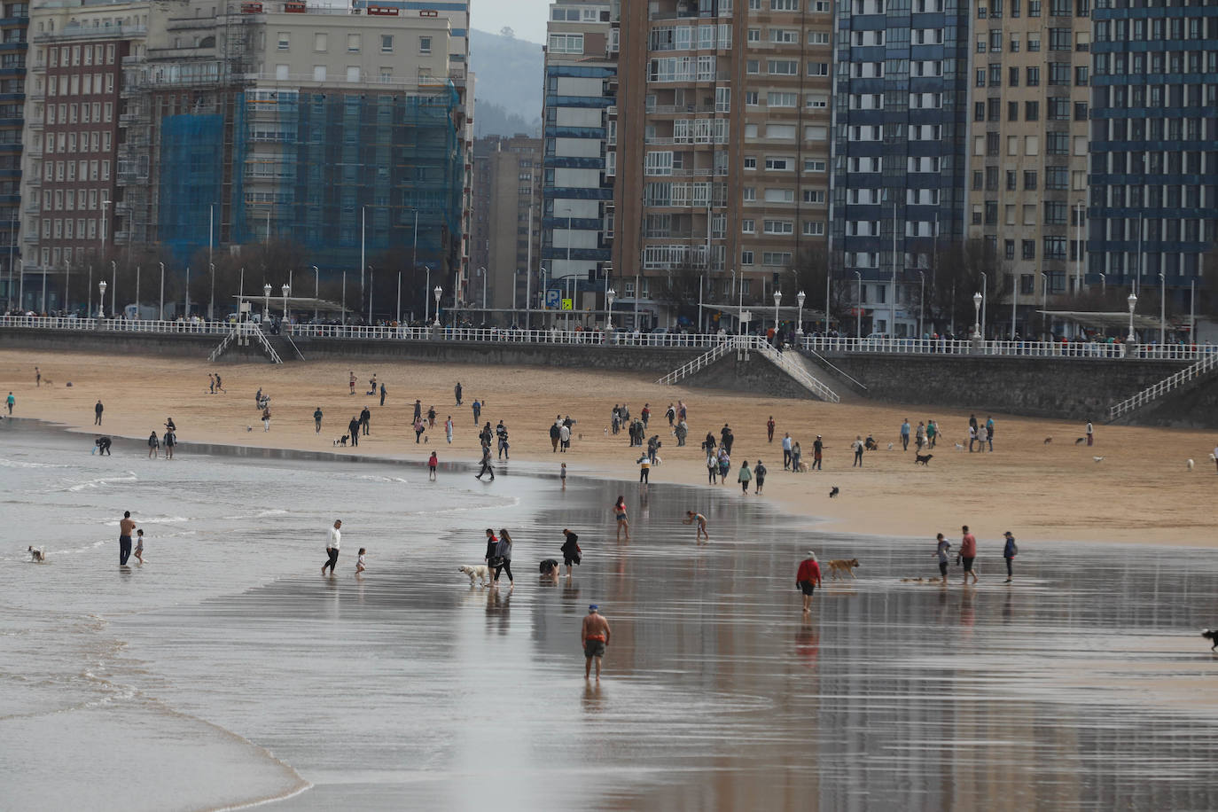 Bañistas en la playa de San Lorenzo, Gijón, este sábado, 16 de marzo.