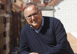 El padre García Quintana, en la terraza de la casa que los Jesuitas tienen en el barrio gijonés de El Natahoyo.