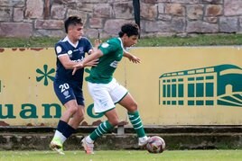 El luanquín Aitor Lorea presiona a un jugador del Coruxo.