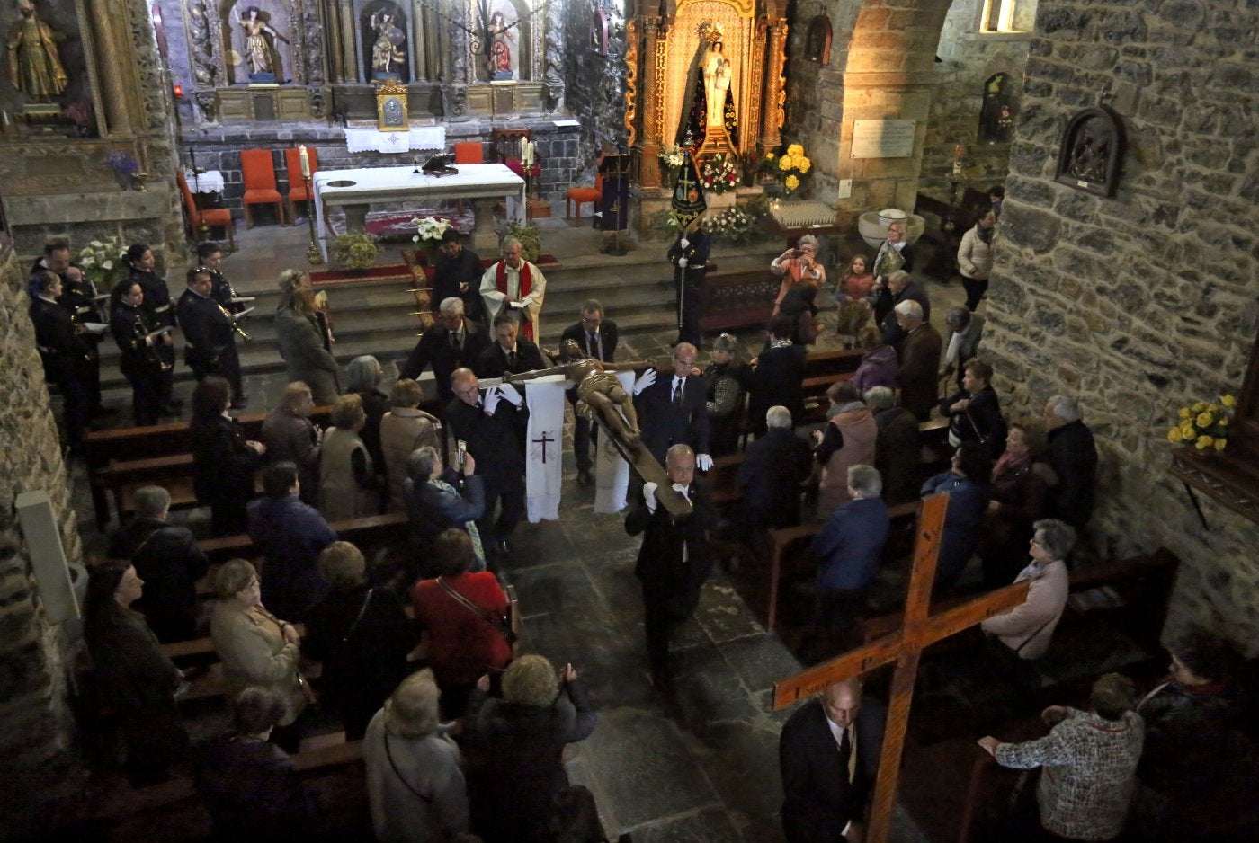 Los asistentes procesionaron junto al Cristo de la Salud, porteado por integrantes de la Cofradía del Cristo de la Buena Muerte.