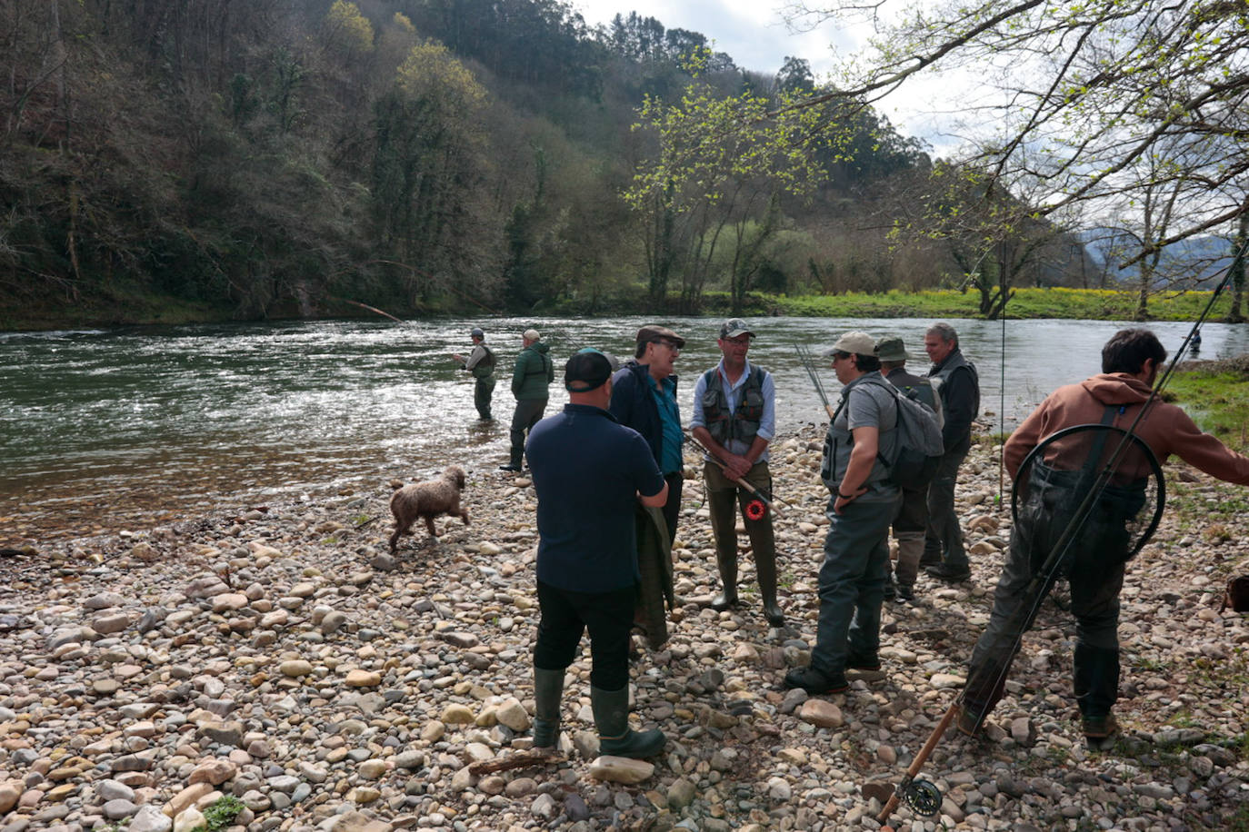 El inicio de la temporada del salmón, marcado por las protestas