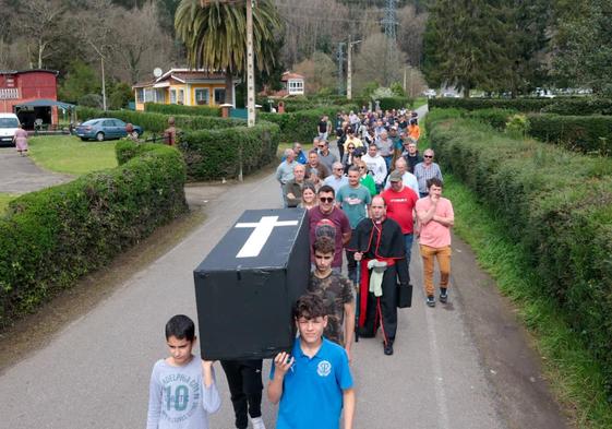 La protesta de los pescadores en el Narcea abre la temporada del salmón