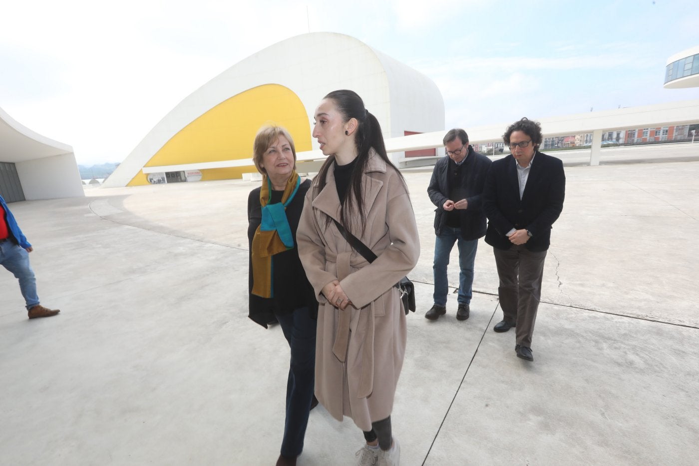 La alcaldesa conversa con SaraMontoya, por delante deldirector y de Carlos Cuadros.