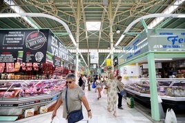 Clientes en los pasillos y diferentes puestos del mercado del Fontán.