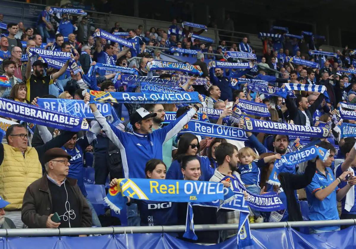 Aficionados del Real Oviedo, en el Carlos Tartiere este fin de semana durante el encuentro ante el Racing de Santander.