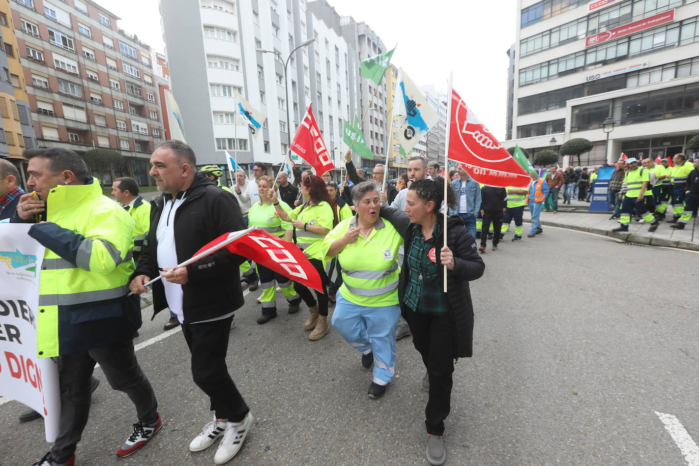 La plantilla de limpieza viaria de Avilés se manifiesta para exigir un nuevo convenio