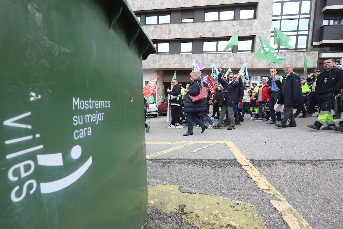 La plantilla de limpieza viaria de Avilés se manifiesta para exigir un nuevo convenio