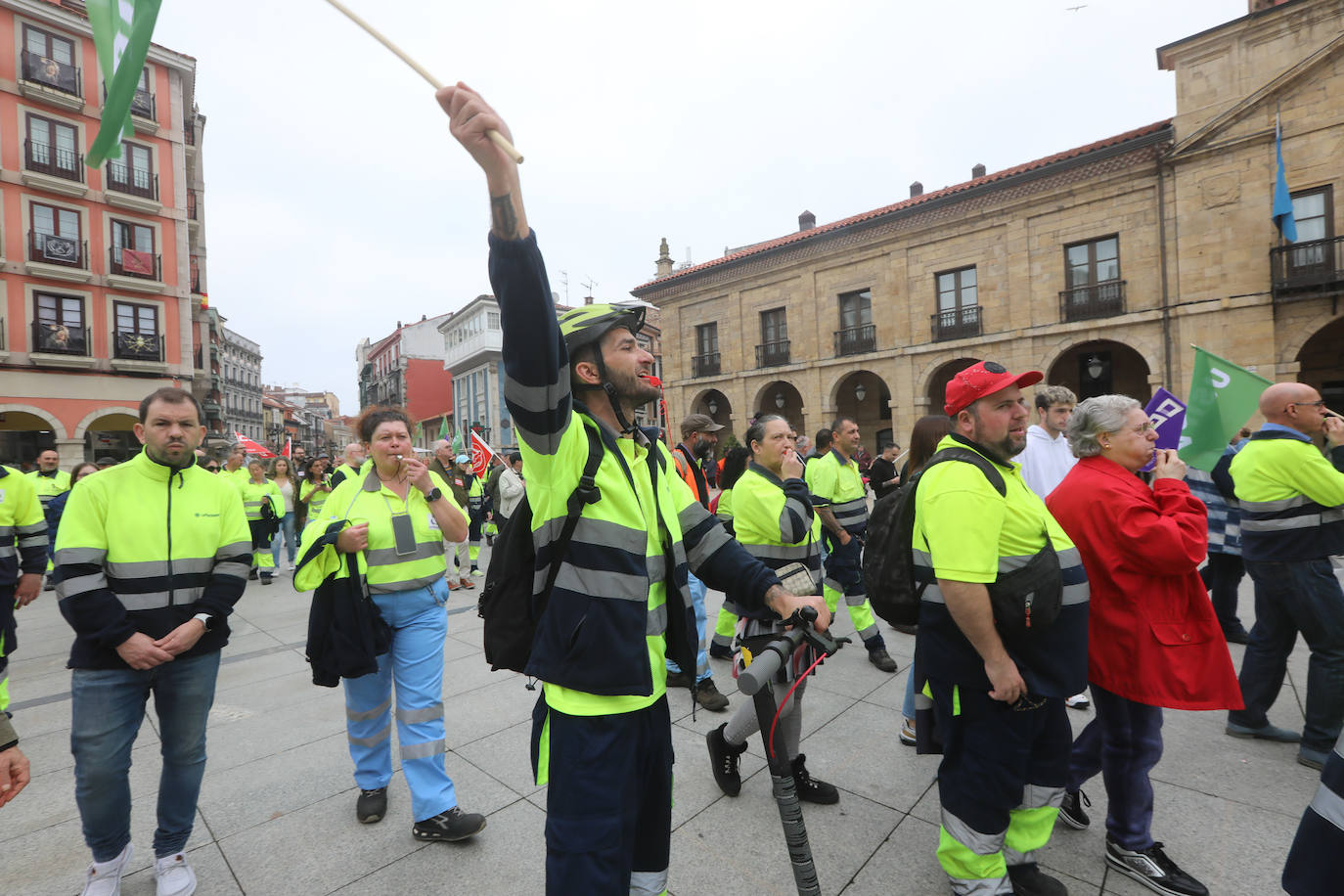 La plantilla de limpieza viaria de Avilés se manifiesta para exigir un nuevo convenio