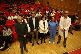 José María García Gala, Julio Delgado, Concepción Saavedra, Dolores Escudero y Álvaro González Franco, al inicio de la jornada sobre el primer año de la terapia CAR-T en Asturias.