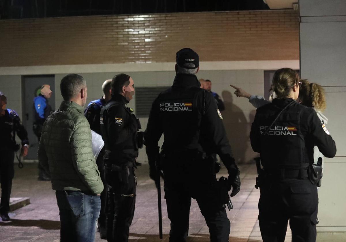 Agentes de la Policía Nacional durante la búsqueda del joven que apuñaló a un agente en Gijón.