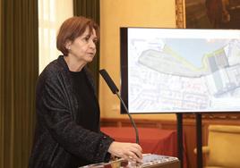 La alcaldesa de Gijón, Carmen Moriyón, junto al plando de los terrenos de Naval Gijón.