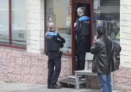 Dos agentes de la Policía Local, en el bar en el que falleció un hombre de 91 años.