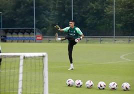 Leo Román en un entrenamiento del Oviedo.