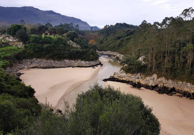 Playa de Guadamia, un arenal que se encuentra justo al final de la senda de Samuel