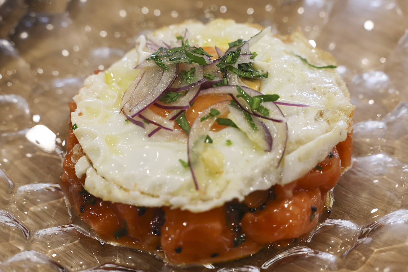 Imagen - Plato de tartar de salmón y huevo frito elaborado por el cocinero David Montes.