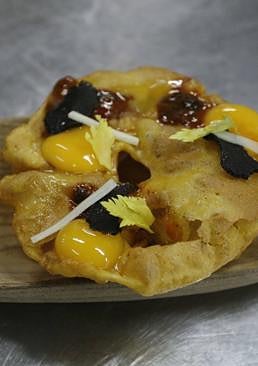 Imagen - Torto de maiz de oricios y huevo de codorniz elaborado por Nacho Manzano en el restaurante La Salgar.