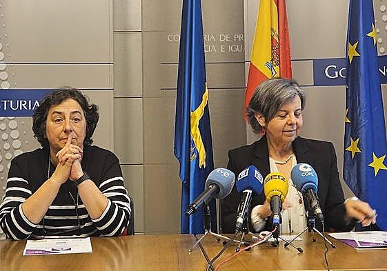 La directora de Igualdad, María Jesús Álvarez, durante la presentación del II Congreso de Prevención de la Violencia de Género junto con la asesora de coeducación María Antonia Moreno.