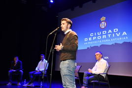 Diego Baeza, durante la presentación del proyecto de la Ciudad Deportiva en mayo de 2023, con Iván Fernández, alcalde de Corvera, sentado detrás.